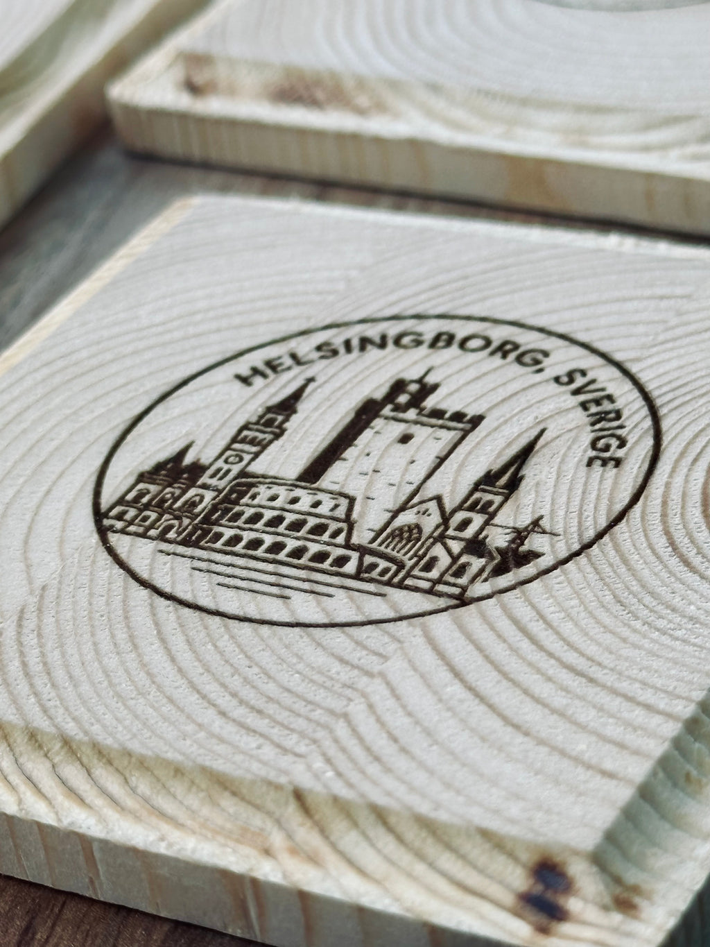 Furu – Städer Underlägg 4-pack (Lasergravyr)