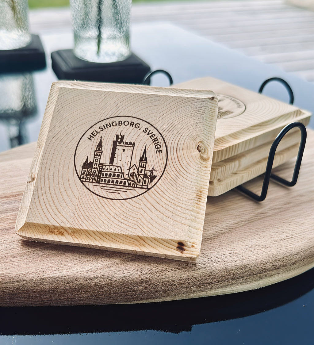 Furu – Städer Underlägg 4-pack (Lasergravyr)