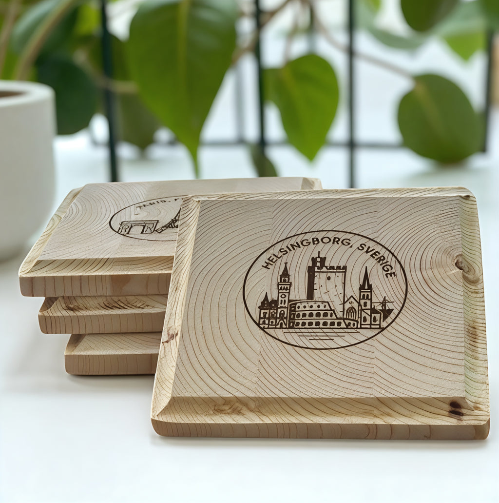 Furu – Städer Underlägg 4-pack (Lasergravyr)