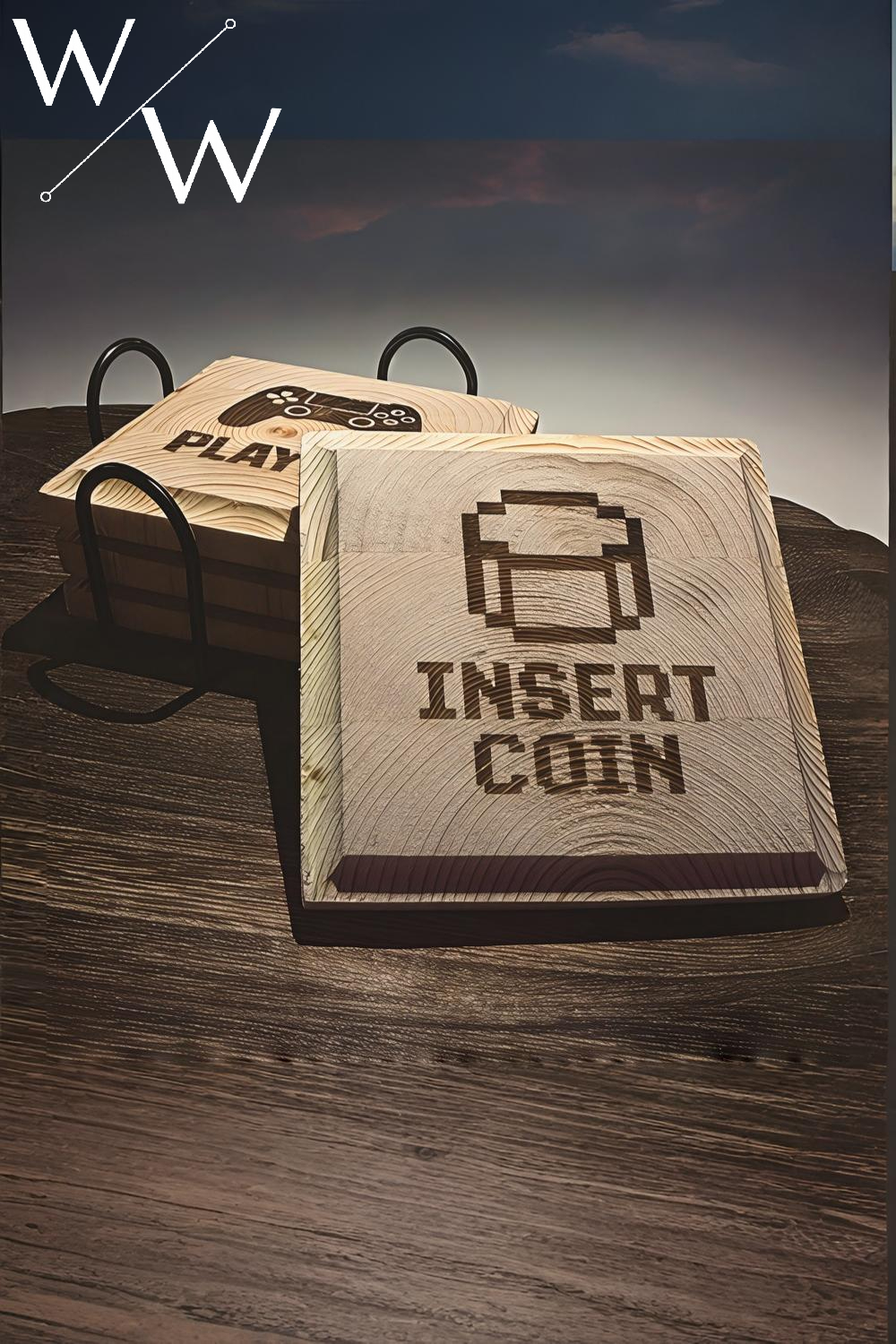 Handgjort glasunderlägg i svenskt furu med Insert Coin speldesign