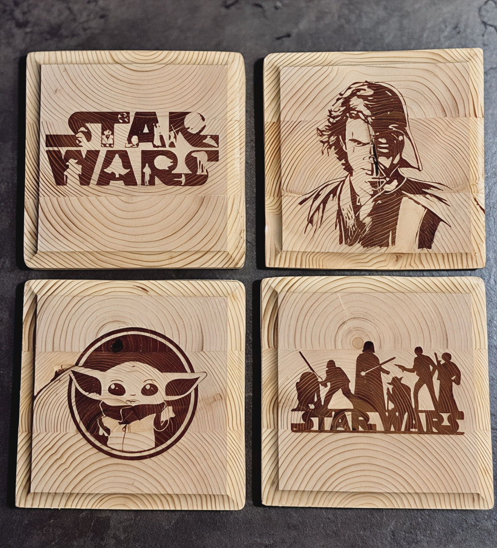 Furu – Rymd Underlägg 4-pack (Lasergravyr)